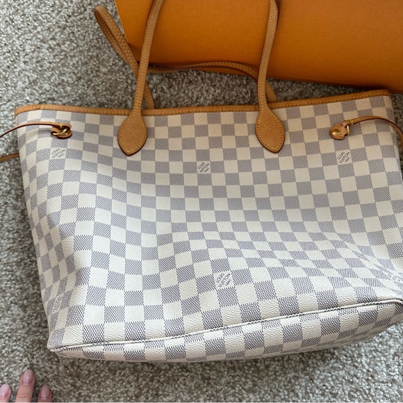 Louis Vuitton Neverfull Rose Ballerine MM White
Damier Azur Canvas - Picture 13 of 13